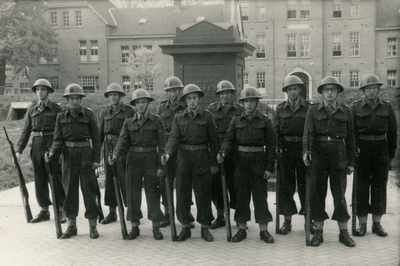 845864 Groepsportret met militairen, opgesteld voor de cenotaaf van luitenant-generaal Dibbets op het terrein van de ...